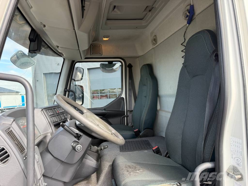 Volvo FL210 4x2 Closed Box Taillift Camiones con caja de remolque