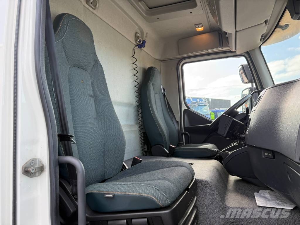 Volvo FL210 4x2 Closed Box Taillift Camiones con caja de remolque
