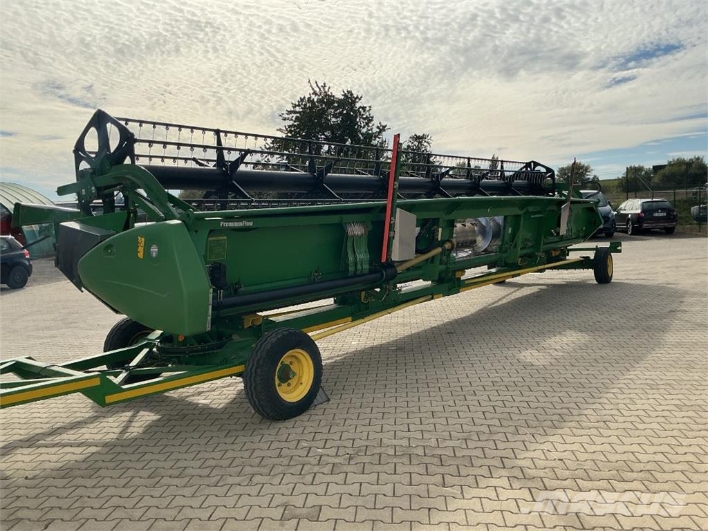 John Deere S685i Mähdrescher