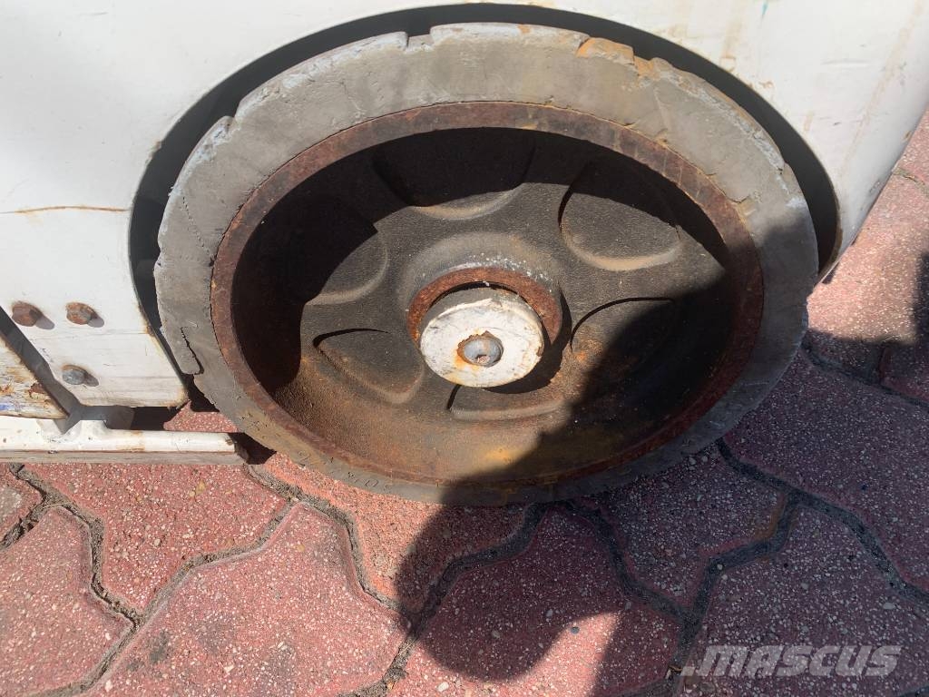 UpRight TM 12 V-2748 EO Vertikalne radne podizne platforme