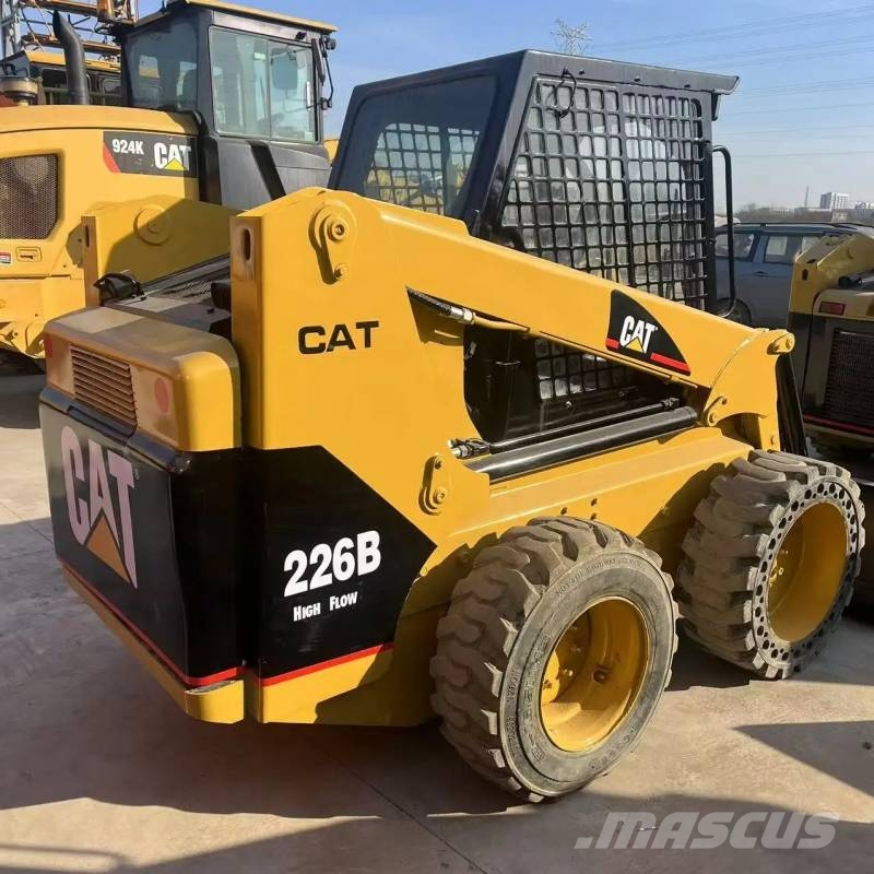 CAT 226B لوادر انزلاقية التوجيه