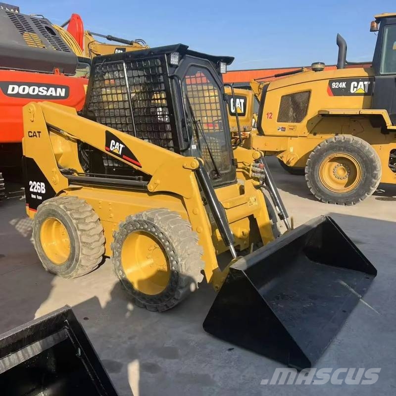 CAT 226B لوادر انزلاقية التوجيه