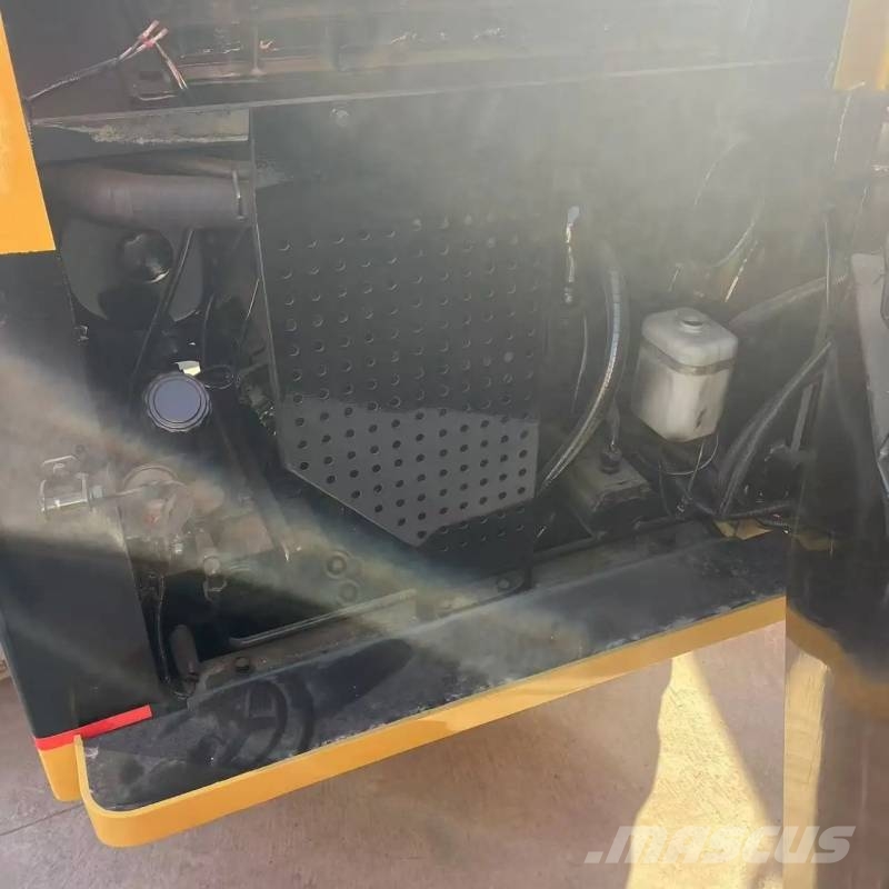 CAT 226B لوادر انزلاقية التوجيه