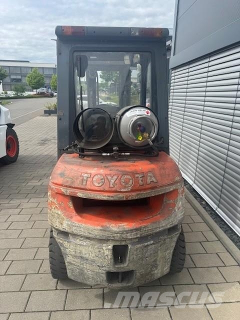Toyota 02-7FGF30 天然气叉车