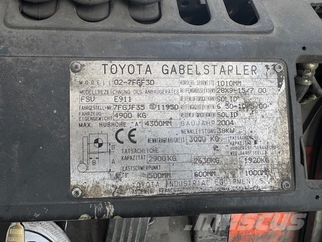 Toyota 02-7FGF30 天然气叉车