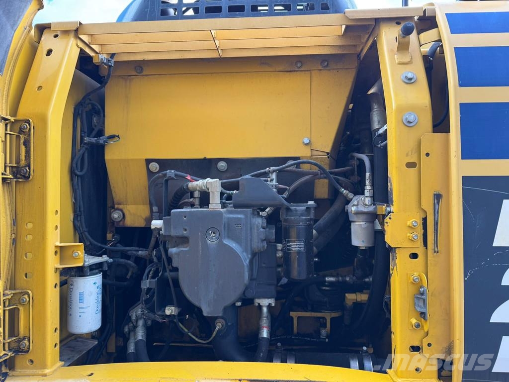 Komatsu PC240LC-10 حفارات زحافة
