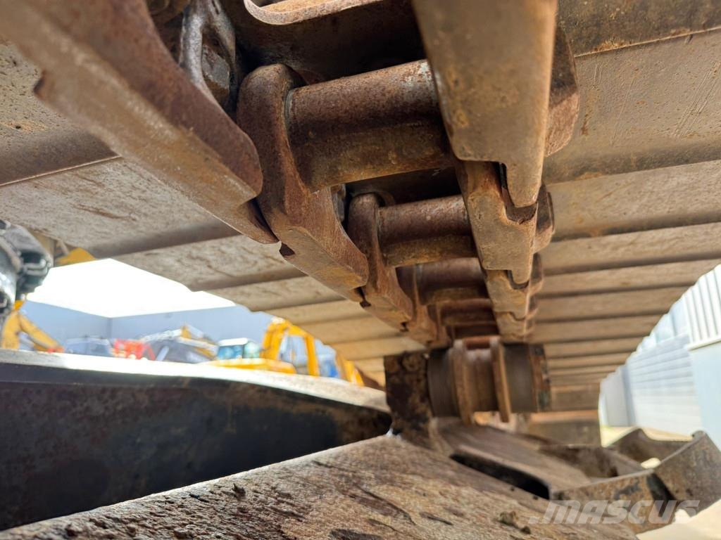Komatsu PC240LC-10 حفارات زحافة