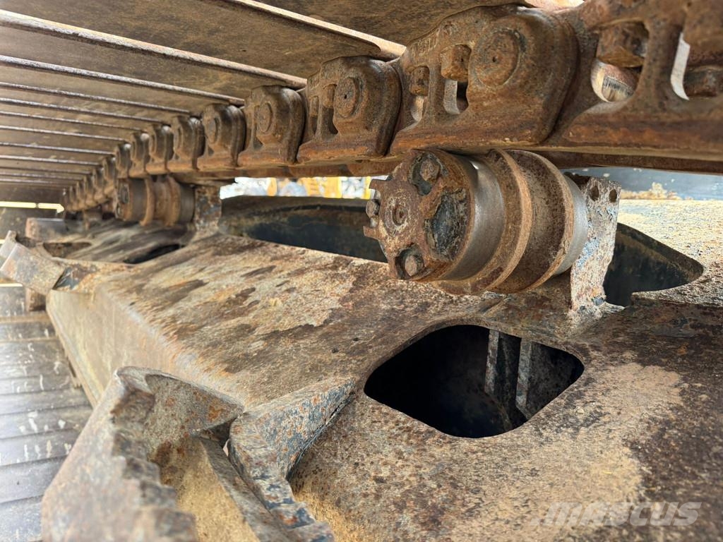 Komatsu PC240LC-10 حفارات زحافة