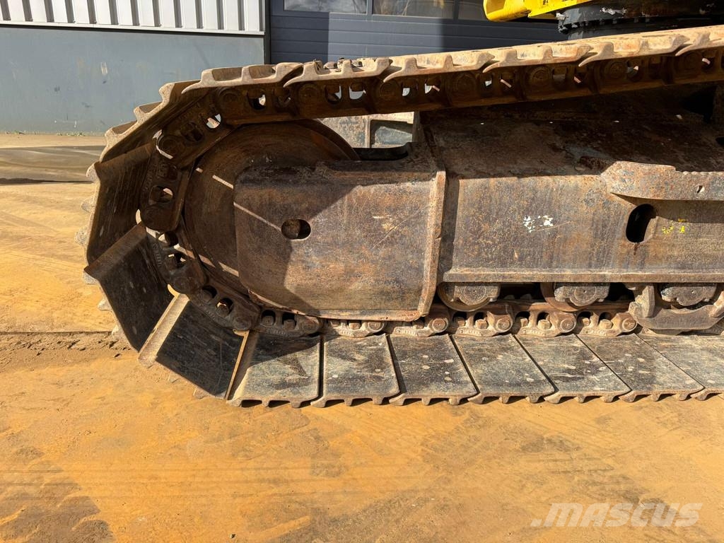 Komatsu PC240LC-10 حفارات زحافة