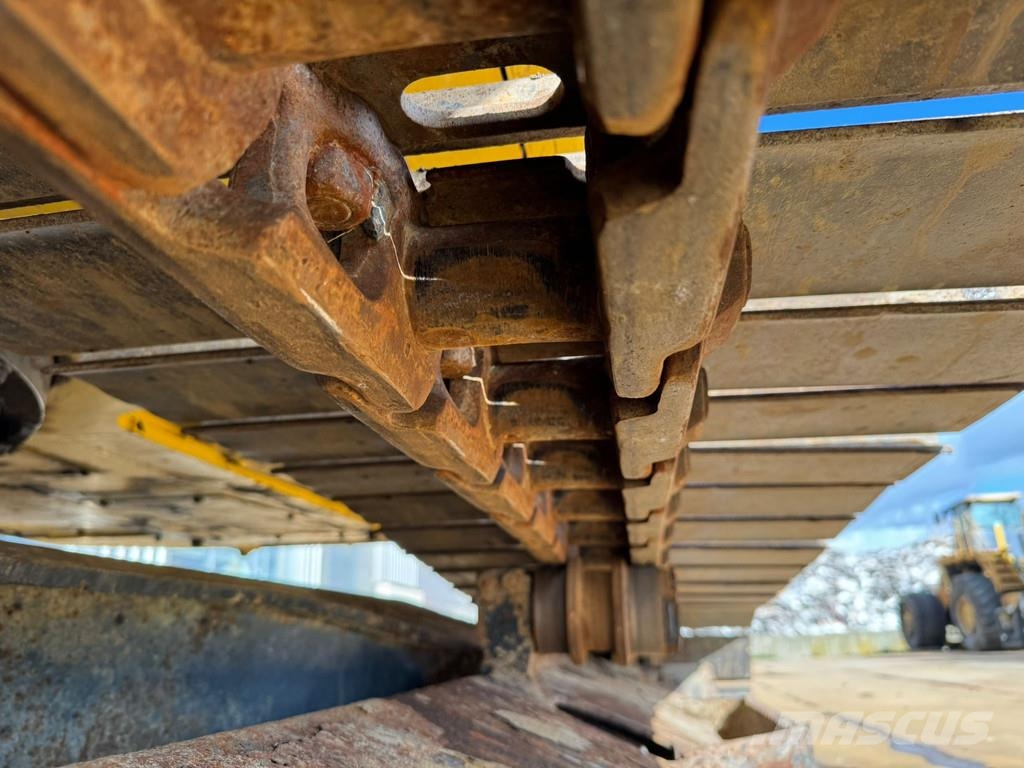 Komatsu PC240LC-10 حفارات زحافة