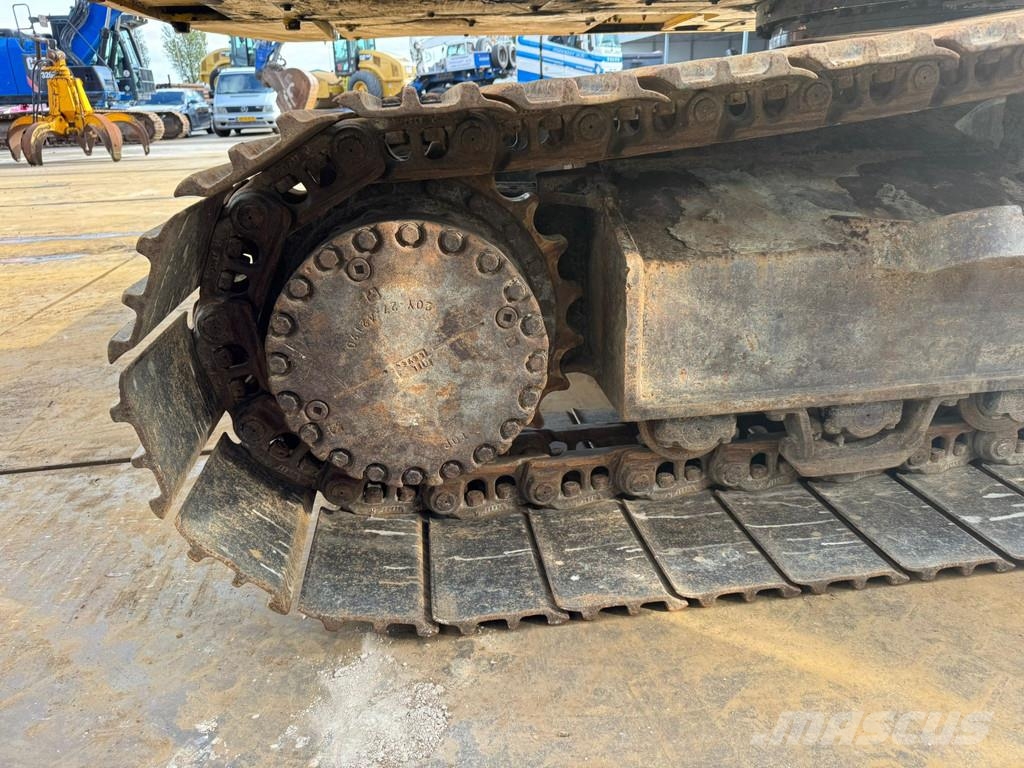 Komatsu PC240LC-10 حفارات زحافة