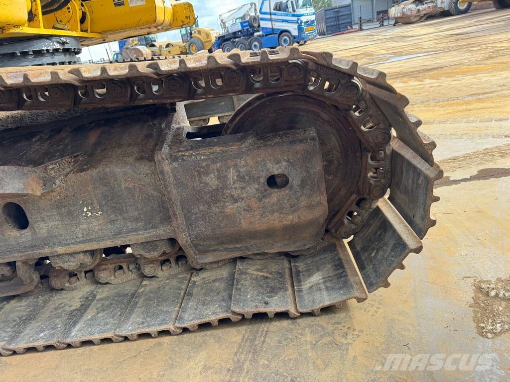 Komatsu PC240LC-10 حفارات زحافة