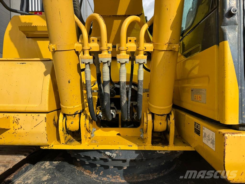 Komatsu PC240LC-10 حفارات زحافة