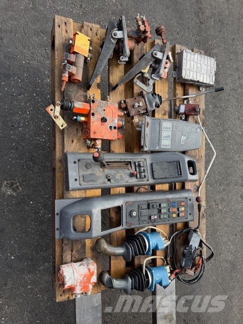 Atlas 1404 USED CAB PARTS Cabine en interieur