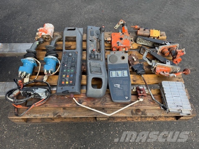 Atlas 1404 USED CAB PARTS Cabine en interieur