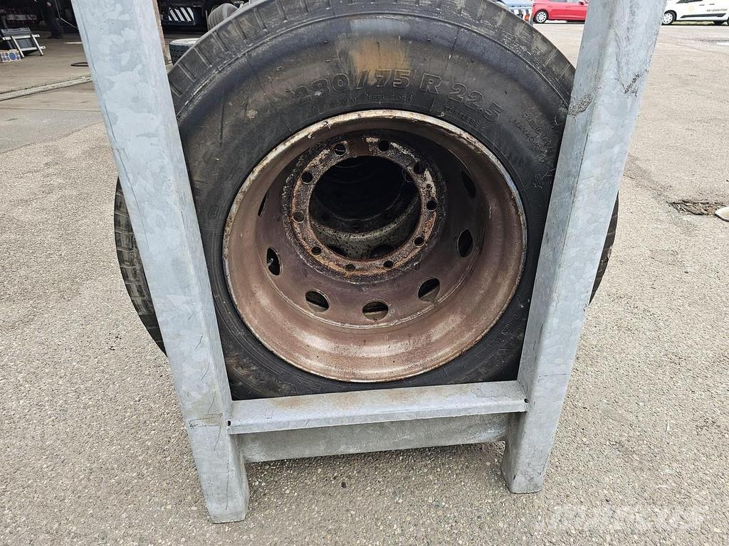 Michelin 280/75 R 22.5 TERMNAL TRACTOR TIRE - EXTRA HEAVY D Däck, hjul och fälgar