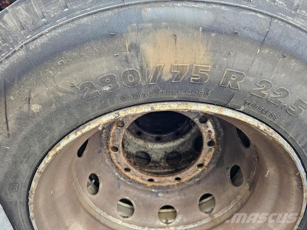 Michelin 280/75 R 22.5 TERMNAL TRACTOR TIRE - EXTRA HEAVY D Däck, hjul och fälgar
