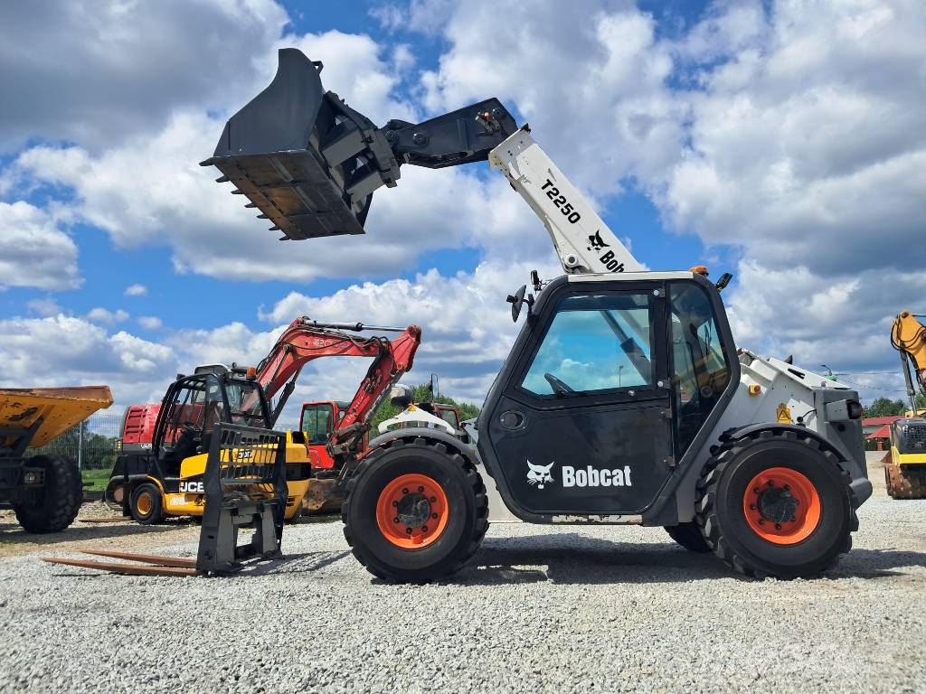 Bobcat T 2250 CAT MANITOU WEIDEMANN JCB Telescopic handlers