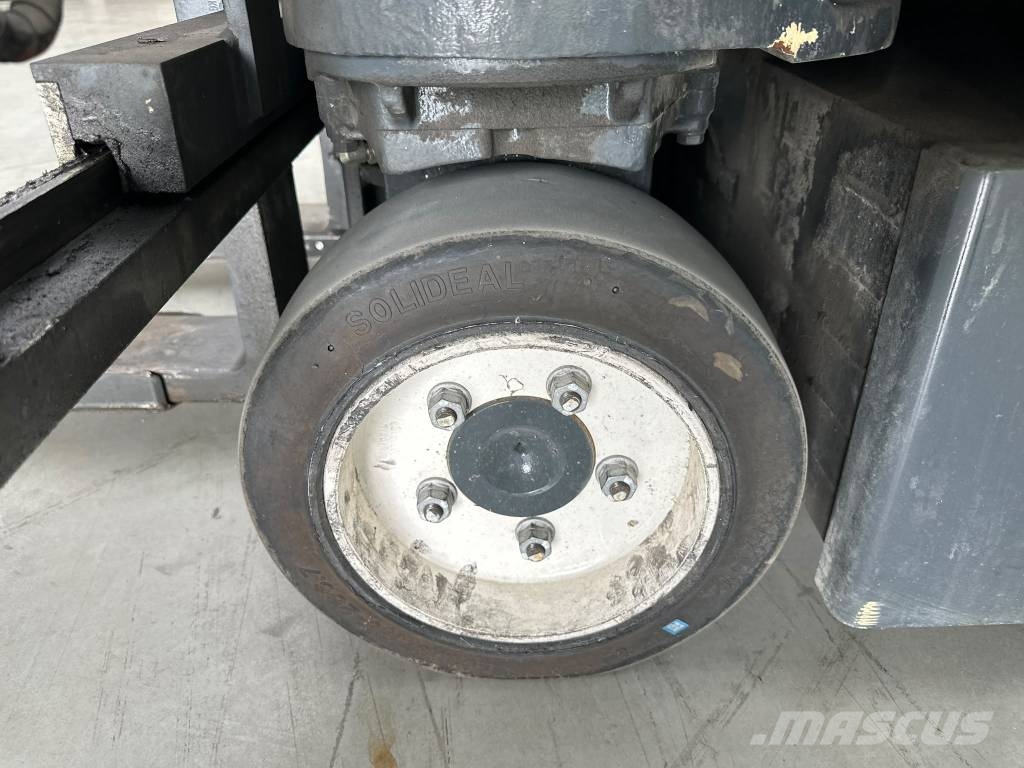 Combilift CBE2500 Četru virzienu krāvēji