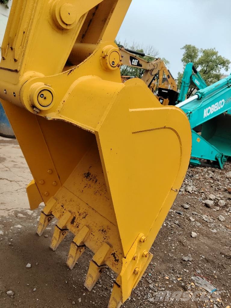 Komatsu PC 200-8 3000 units excavators in stock Pelle sur chenilles
