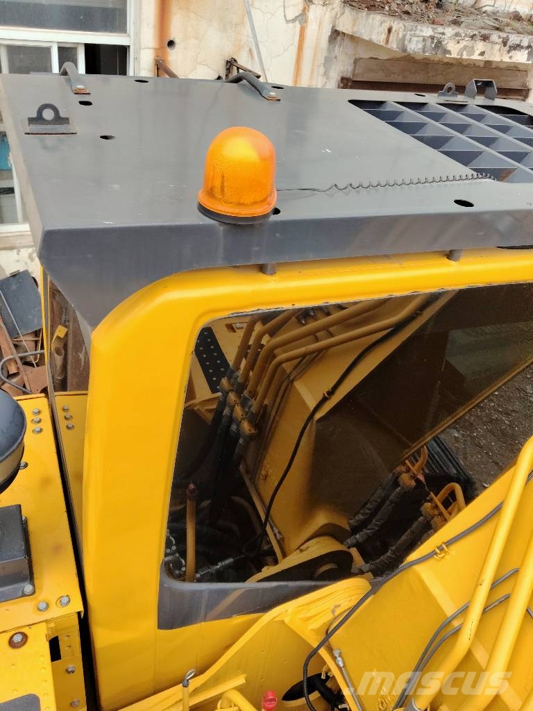 Komatsu PC 200-8 3000 units excavators in stock Pelle sur chenilles