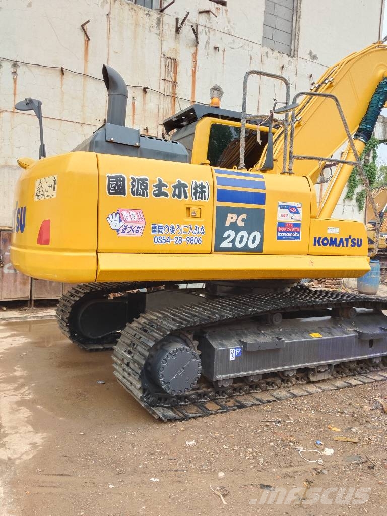 Komatsu PC 200-8 3000 units excavators in stock Pelle sur chenilles