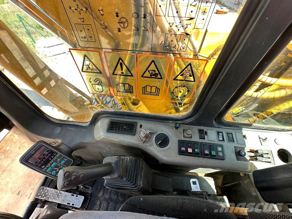 Komatsu PW130 ES-6K Pelle sur pneus