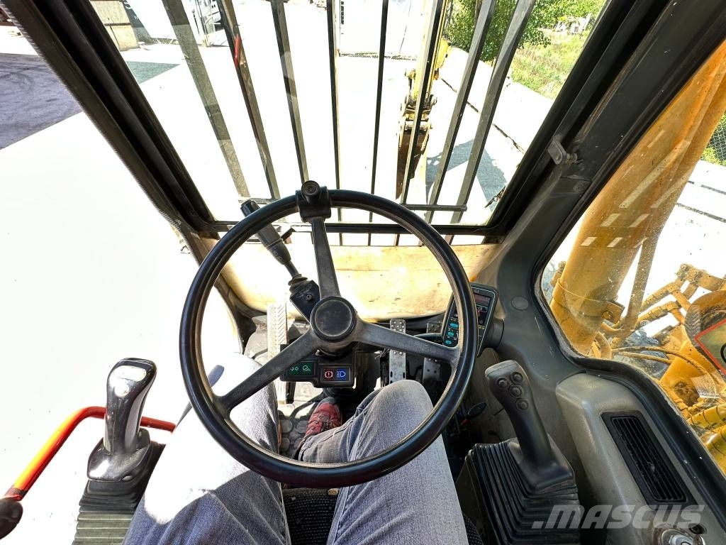 Komatsu PW130 ES-6K Pelle sur pneus