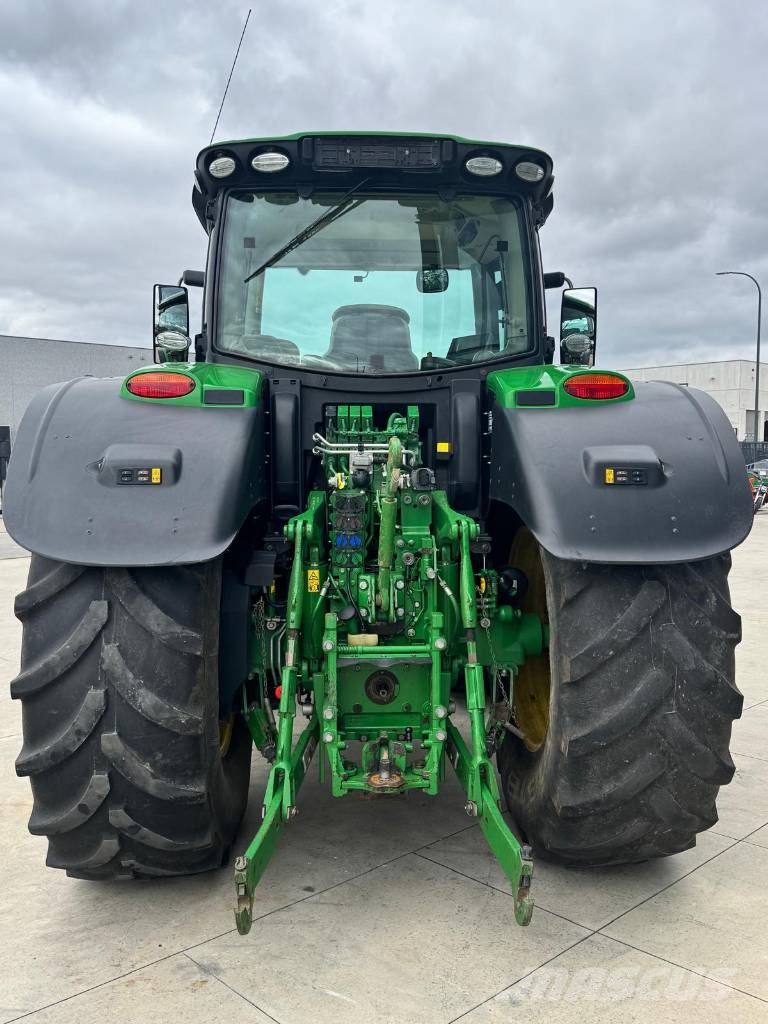 John Deere 6215 R Tractoren