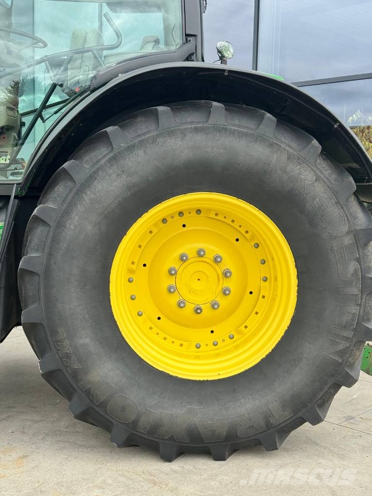 John Deere 6215 R Tractoren