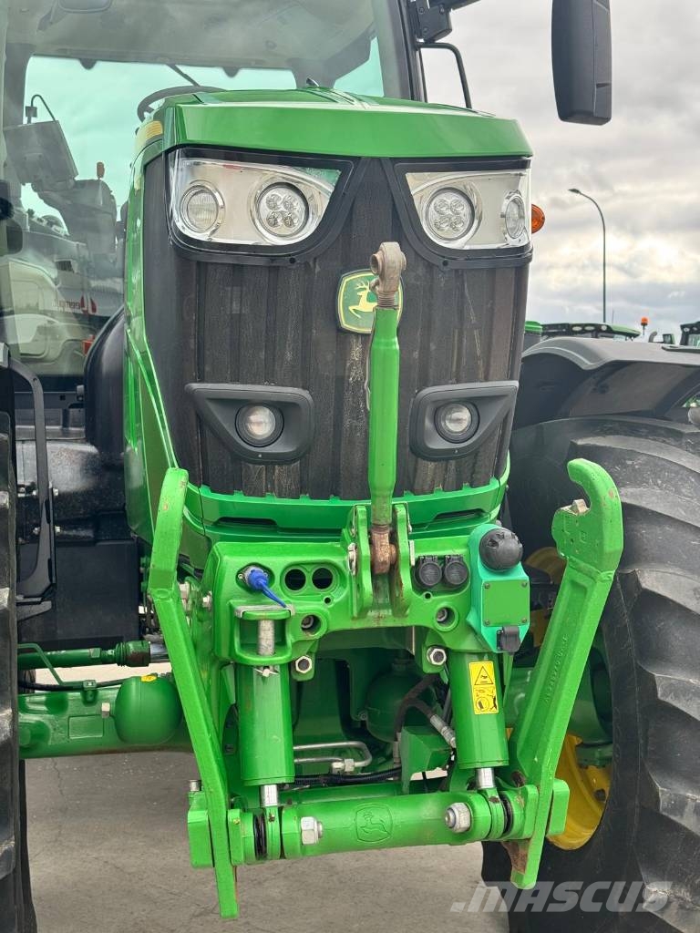 John Deere 6215 R Tractoren