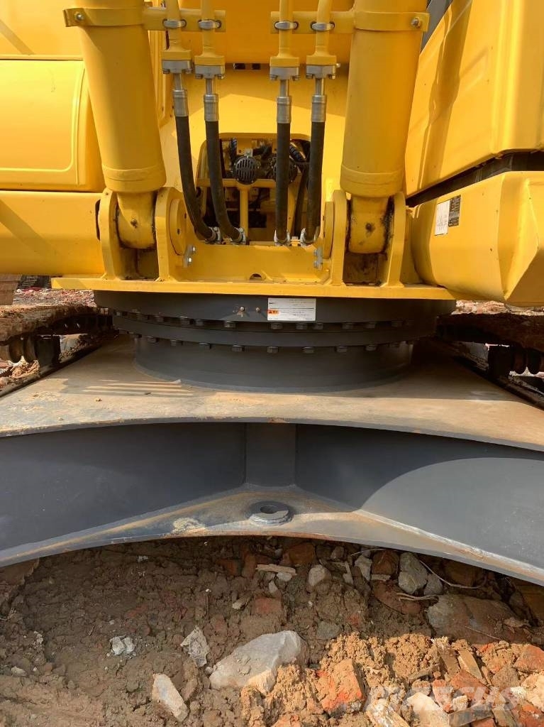 Komatsu PC 220-8 中型挖掘机