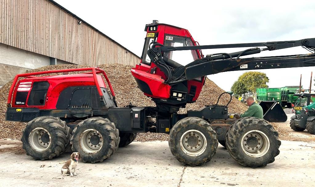 Komatsu 901 XC 8W Timber Harvester c/w C93 Head Betakarítók