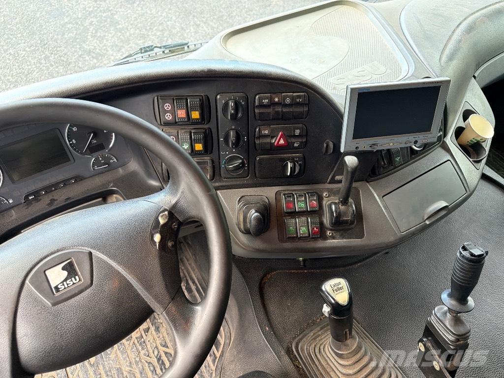 Sisu Polar 550 10x4 Fullerilla ダンプ