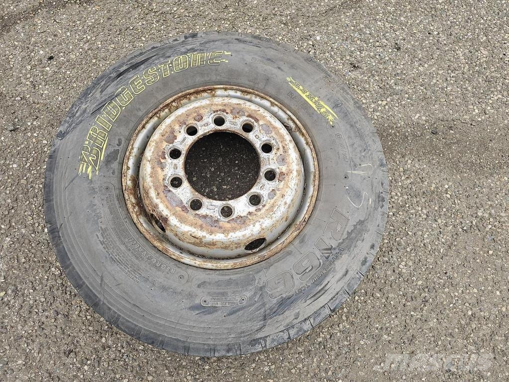Bridgestone 9.5 R 17.5 LOWLOADER TIRE الإطارات والعجلات والحافات