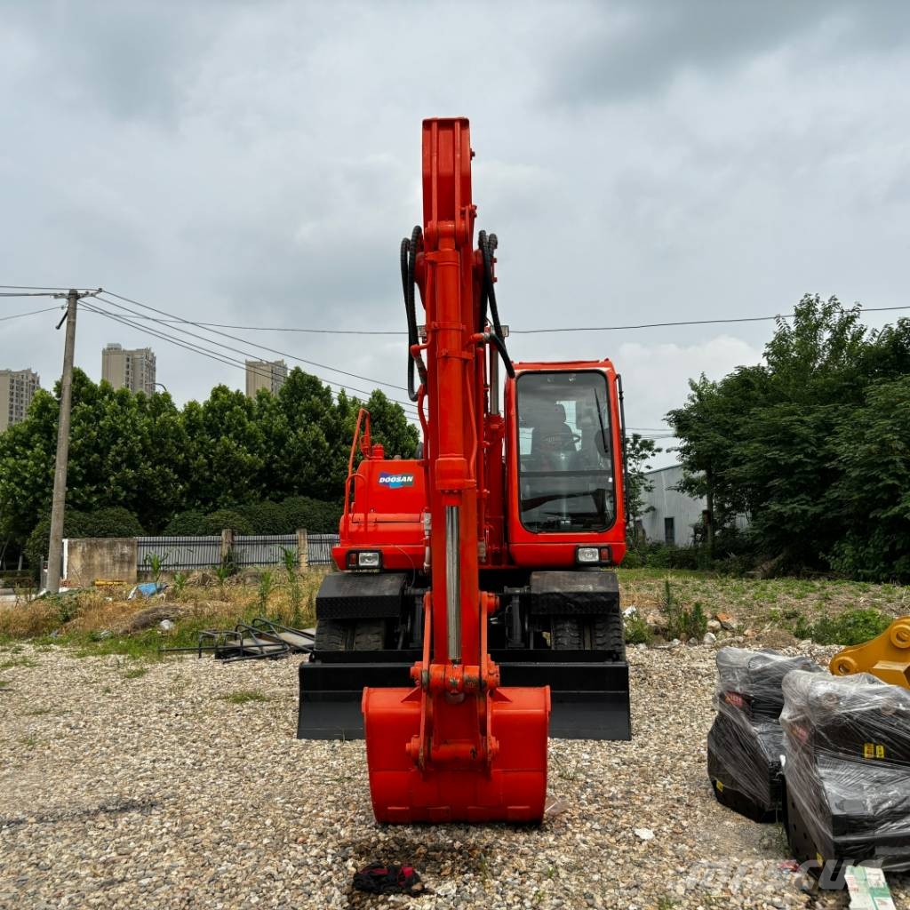 Doosan DH 150 W-7 Ekskavatori uz riteņiem