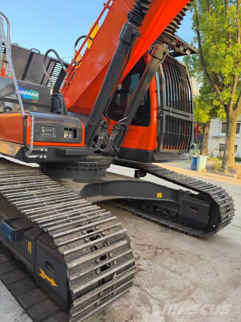 Doosan DX 300   Shanghai largest supplier Pelle sur chenilles