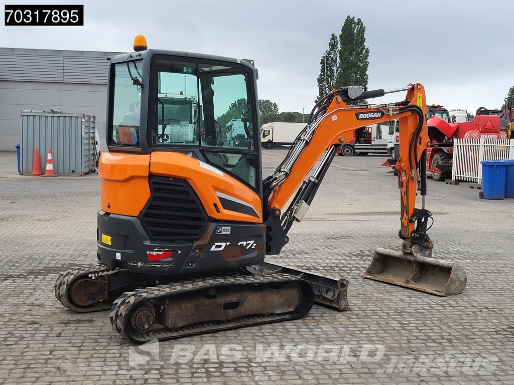 Doosan DX27 Z 3 Buckets Miniexcavadoras