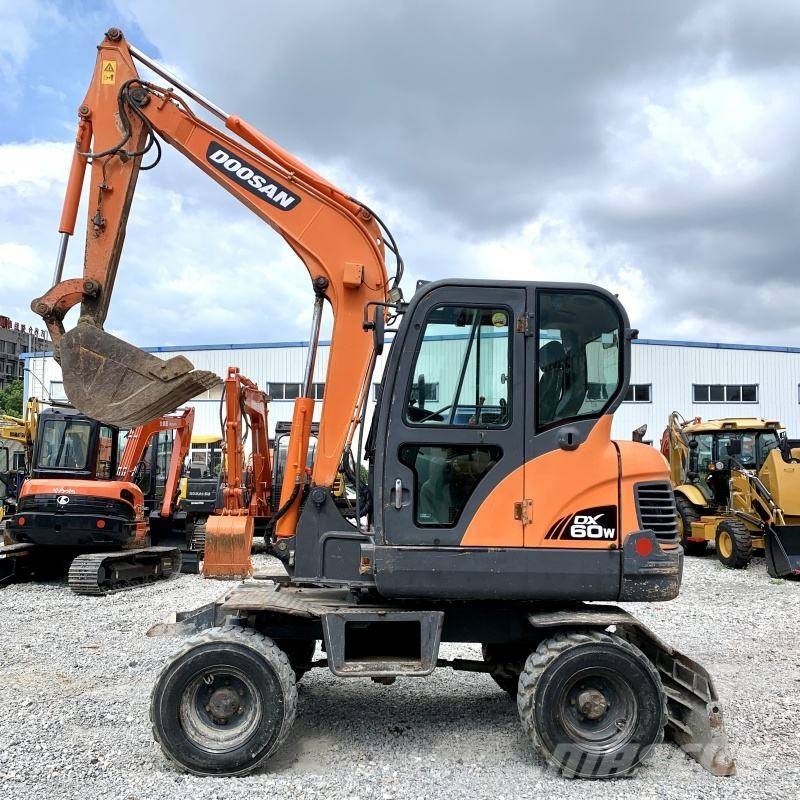 Doosan DX60W ホイール式油圧ショベル(パワーショベル・ユンボ・バックホー)