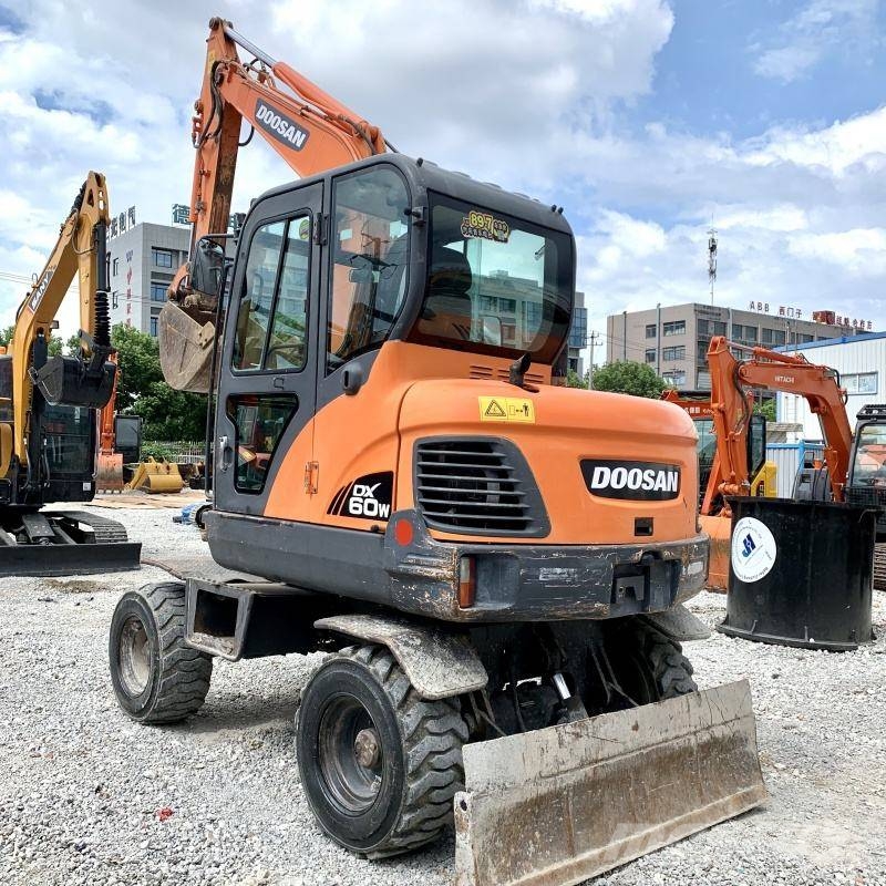 Doosan DX60W ホイール式油圧ショベル(パワーショベル・ユンボ・バックホー)