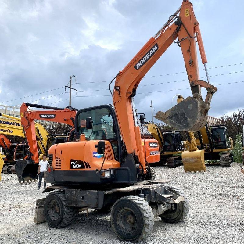 Doosan DX60W ホイール式油圧ショベル(パワーショベル・ユンボ・バックホー)