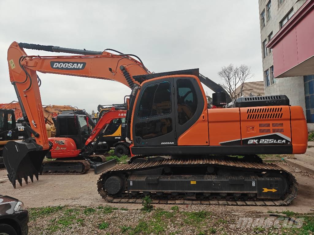 Doosan DX 225 LCA 履带挖掘机