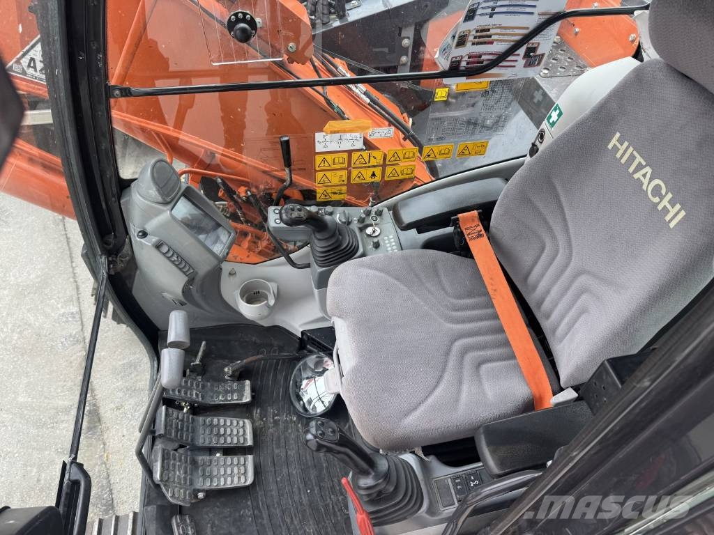 Hitachi ZX 135 US-6 حفارات زحافة