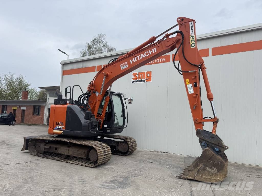 Hitachi ZX 135 US-6 حفارات زحافة