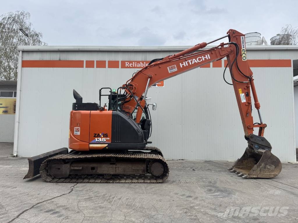 Hitachi ZX 135 US-6 حفارات زحافة