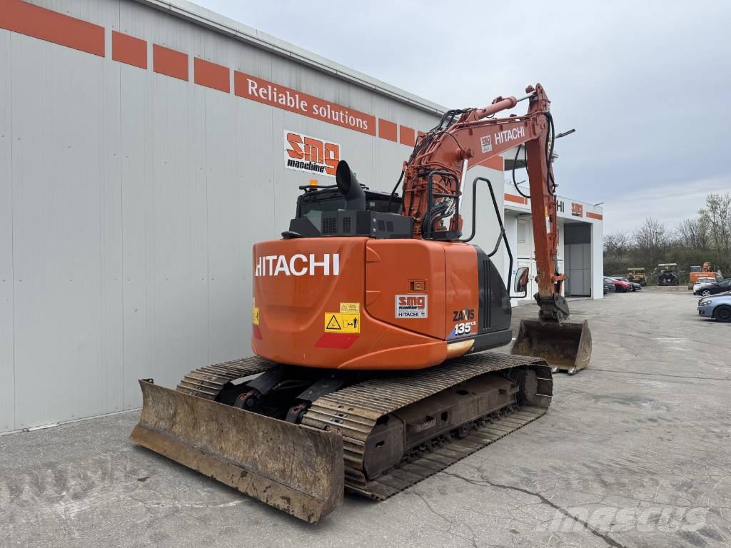 Hitachi ZX 135 US-6 حفارات زحافة