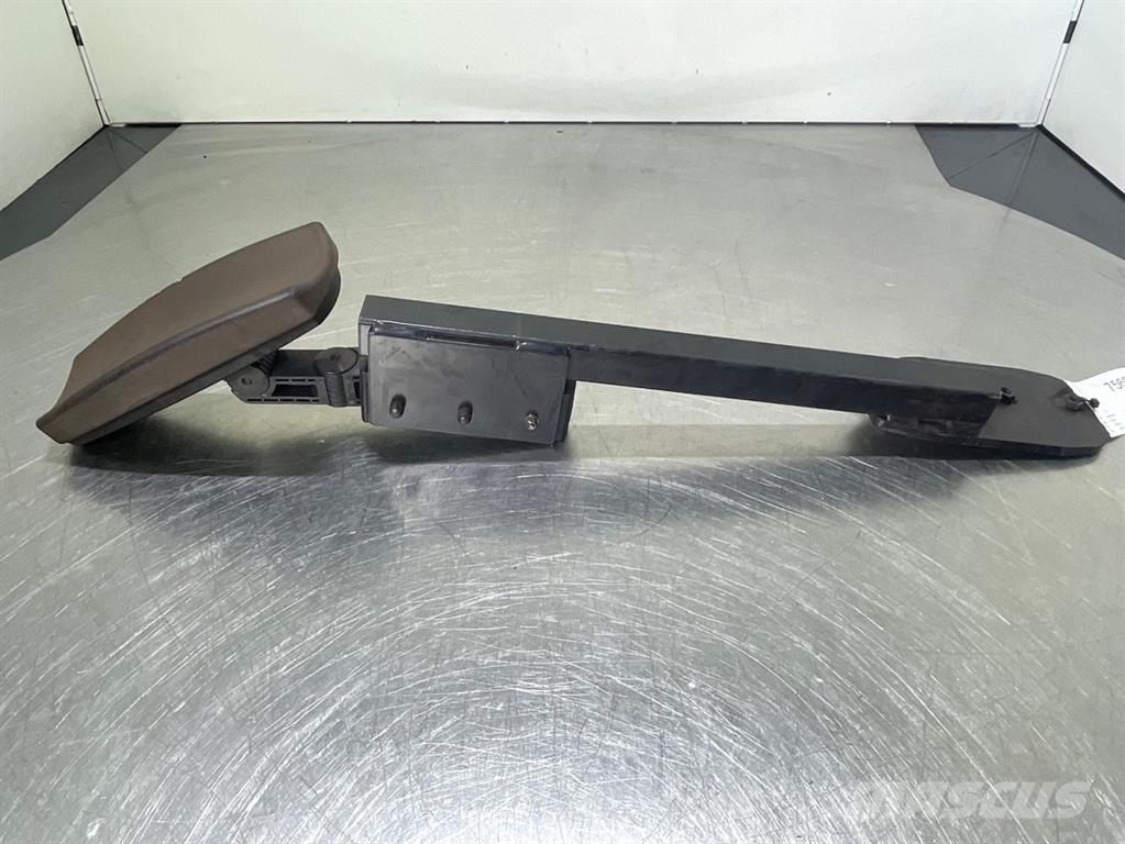 Liebherr L524-93014454-Arm rest right/Armlehne rechts Kabíny a interiér