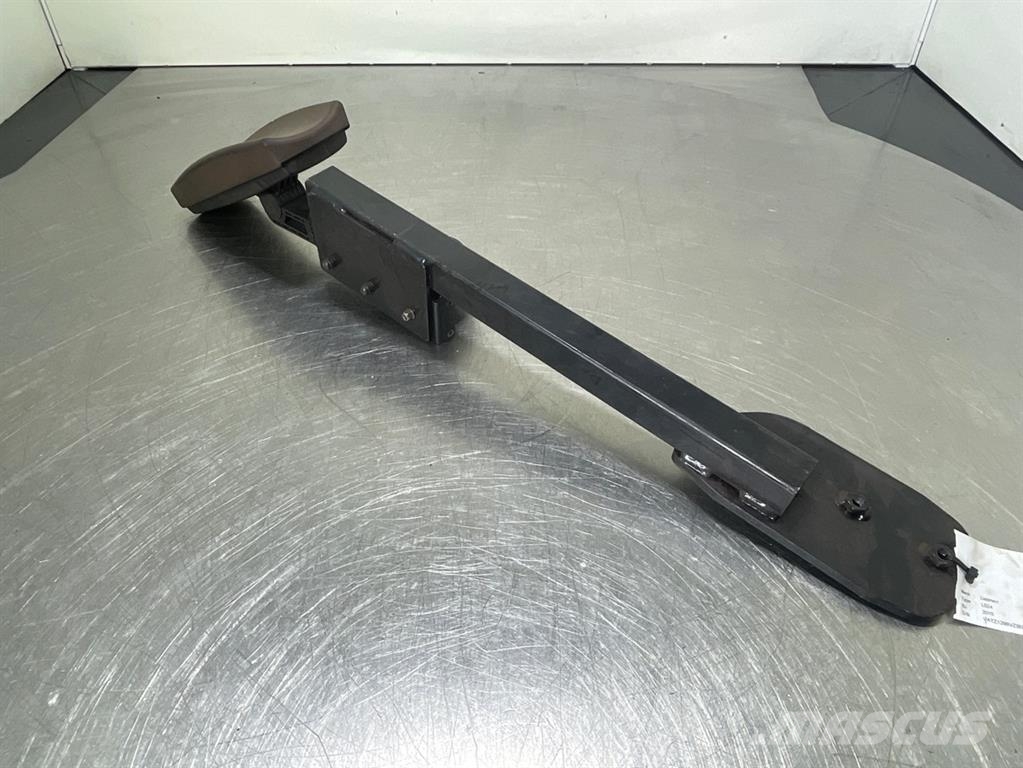 Liebherr L524-93014454-Arm rest right/Armlehne rechts Kabíny a interiér