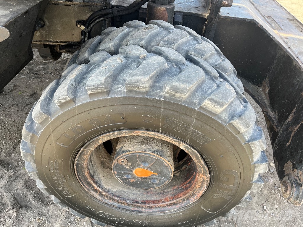 Hitachi ZX 140 W-3 Gumikerekes kotrók