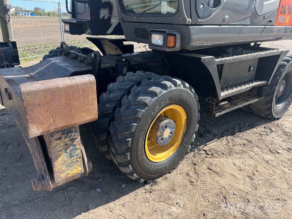 Hitachi ZX 140 W-3 Gumikerekes kotrók